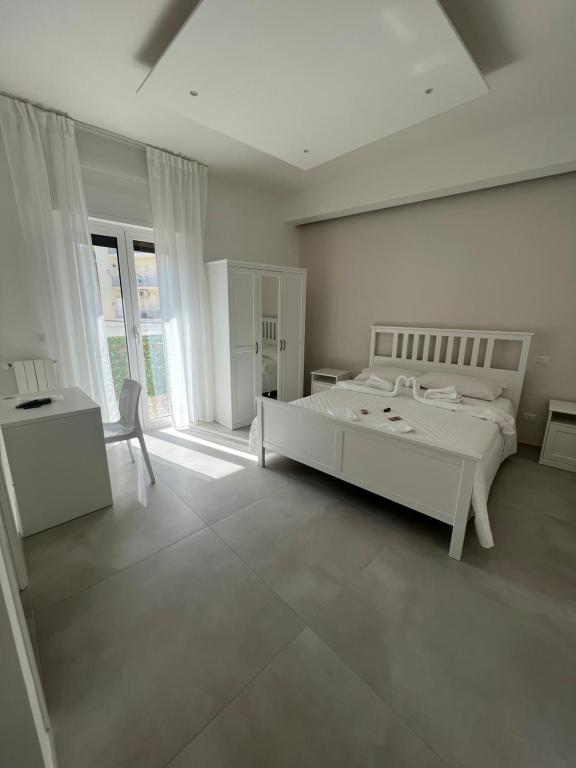 巴里Campione 5的白色卧室配有床和桌椅