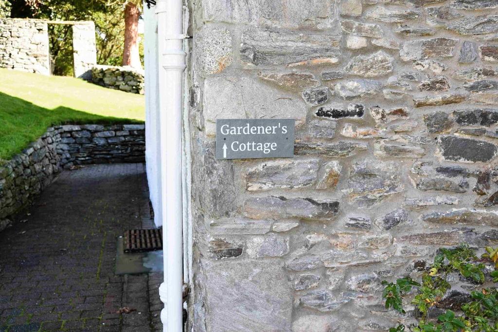 皮特洛赫里The Gardeners Cottage的石墙边的标志