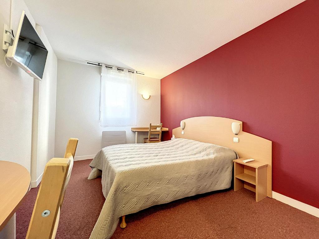 ChâteaufortValHôtel - Hôtel-Résidence Châteaufort的一间卧室设有一张床和红色的墙壁