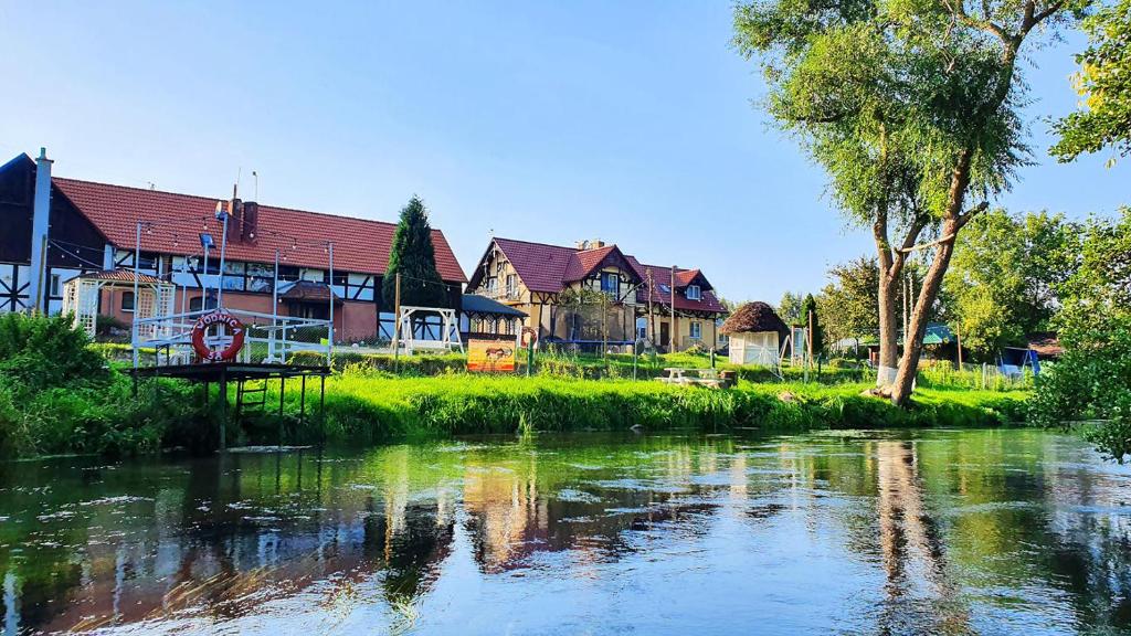 乌斯特卡Przystań wodnica的河边的一群房子