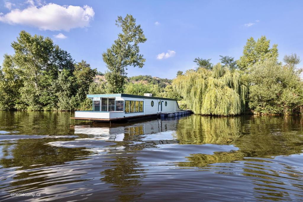 布拉格Houseboat - best place in Prague的一条河上树木的船