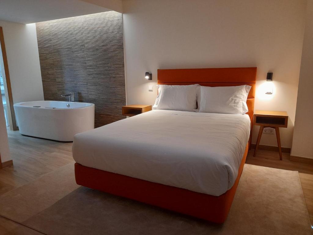 阿尔凡德加达菲Casas da Serra - Soeima Housing的一间卧室配有一张床和浴缸