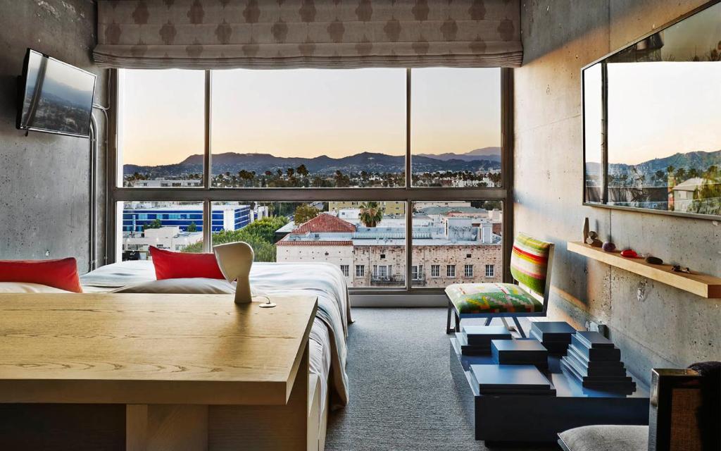 洛杉矶The LINE Hotel LA的客房设有床和大窗户。
