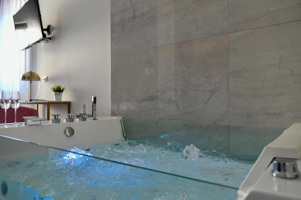 卡塔尼亚Dadà Suites的浴室配有带水的浴缸。