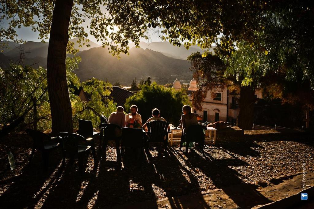 蒂尔卡拉Casamolle Hostel的一群人坐在公园的桌子上