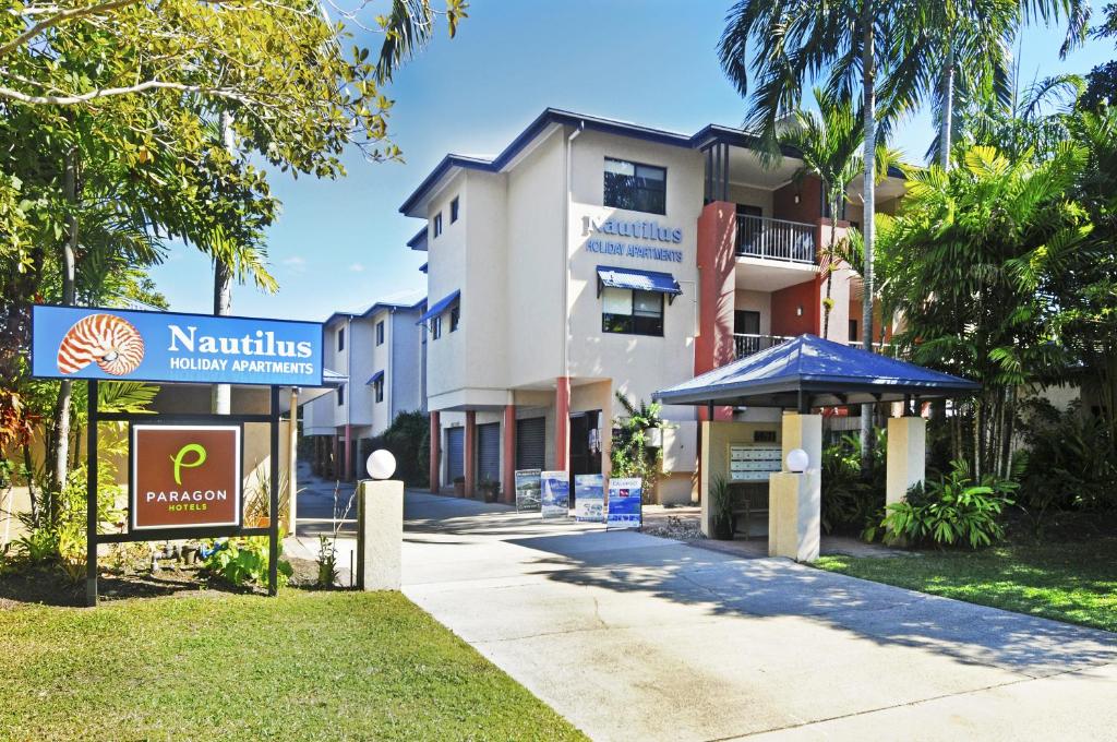 道格拉斯港鹦鹉螺假日公寓酒店的一座标有酒店标志的建筑