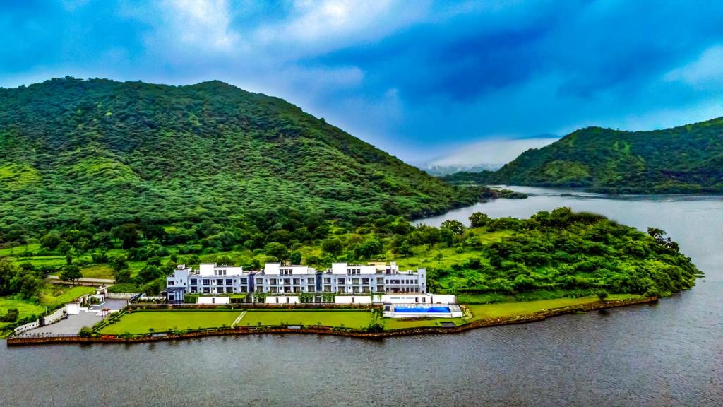 乌代浦'ZANA' Lakeview Resort - most scenic lakeside resort的水中岛上的大建筑