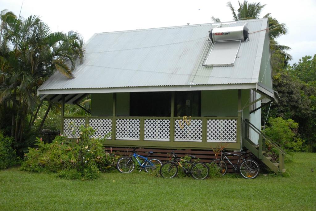 阿鲁坦加Ginas Garden Lodges, Aitutaki - 4 self contained lodges in a beautiful garden的停在房子前面的一群自行车
