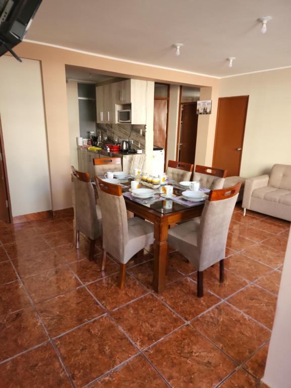 阿雷基帕Departamento Amoblado Arequipa的一间带桌椅的用餐室