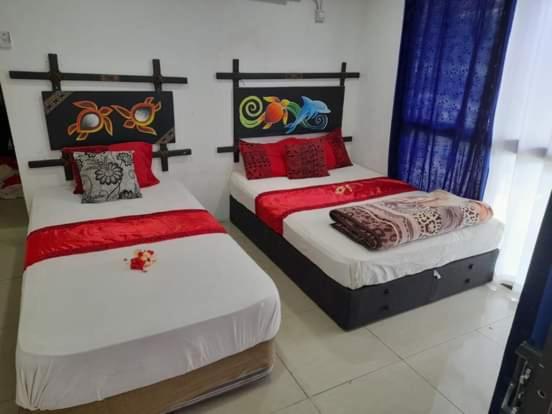 南迪Nadi Airport Transit Hotel的一间卧室配有两张单人床。