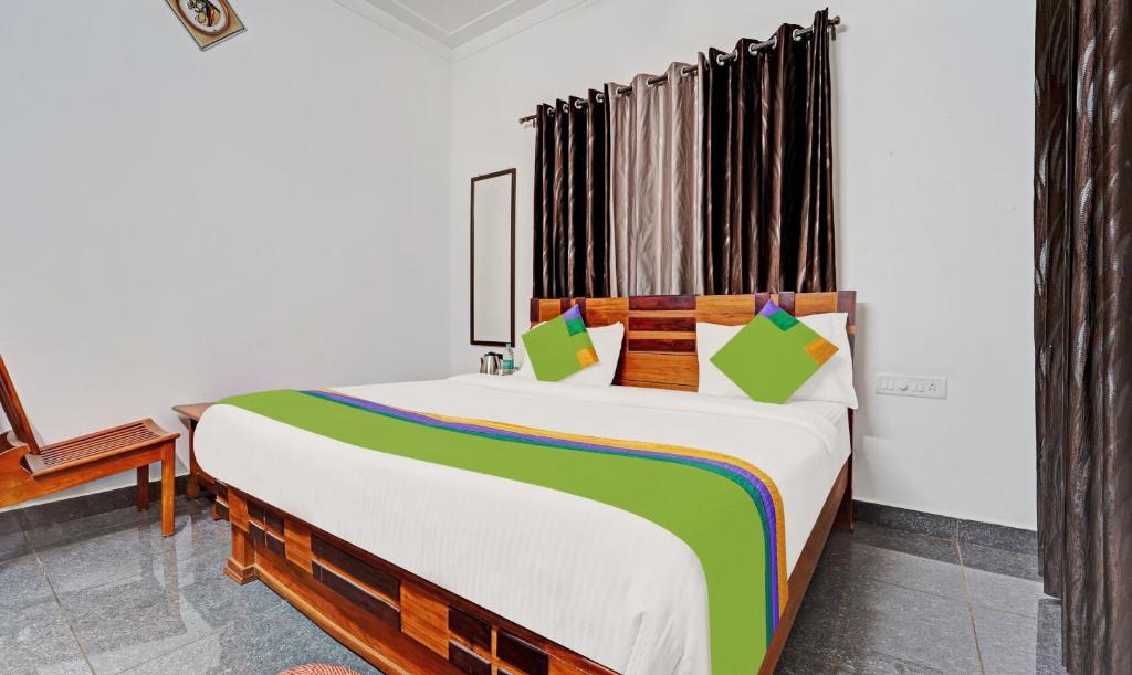 马迪凯里Treebo Trend Alaka Rester Homestay的一间卧室,卧室内配有一张大床