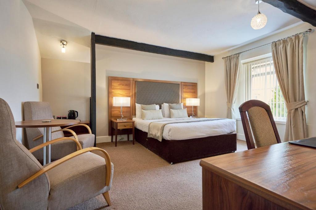 大克里夫顿老吉恩别墅旅馆的酒店客房带一张床、一张桌子和椅子