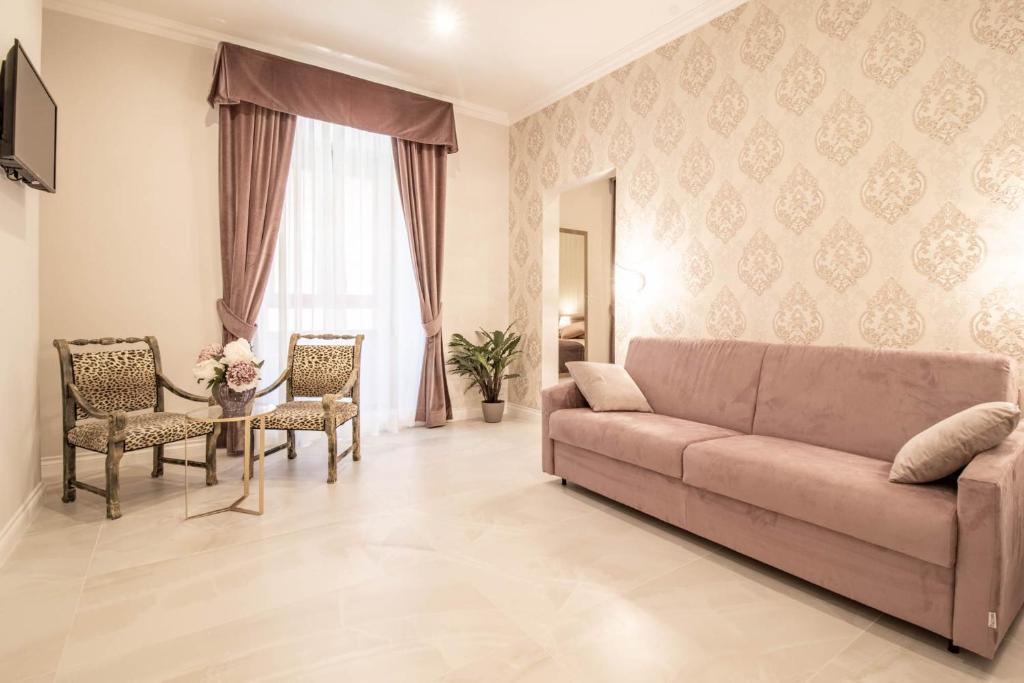 罗马DANY GUEST HOUSE的客厅配有沙发和桌椅
