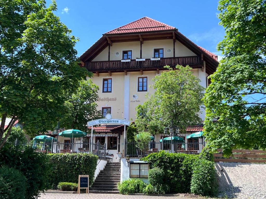 基姆湖畔贝尔瑙Gasthaus Kampenwand Bernau的前面有楼梯的建筑