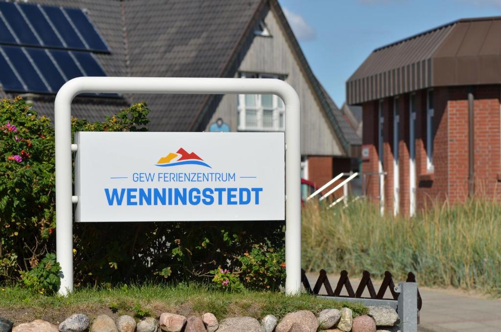 文尼斯塔特Ferienzentrum Wenningstedt的建筑前的标志