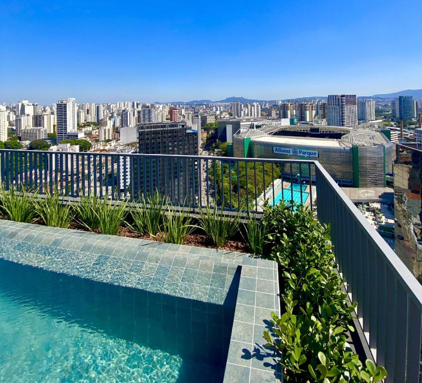 圣保罗Studio moderno a 5min a pé do Allianz Parque的建筑物屋顶上的游泳池