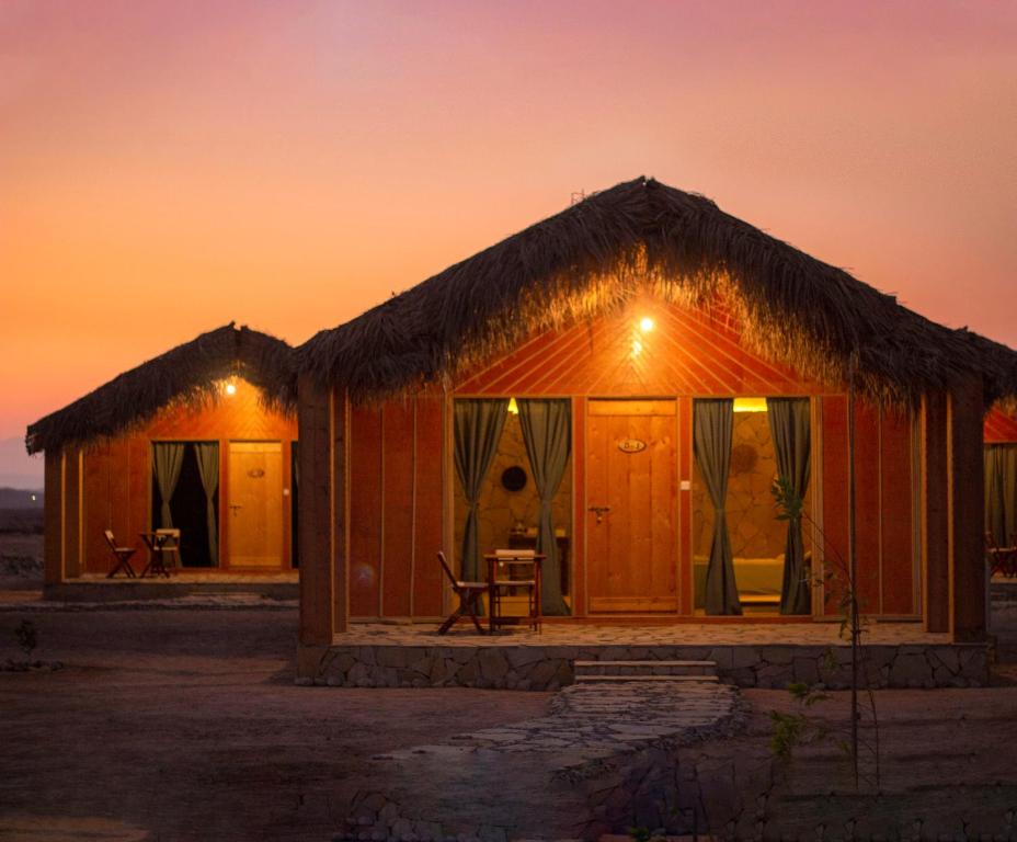 苏尔SAMA Ras Al Jinz Resort的日落时分在沙漠中的一个小小屋