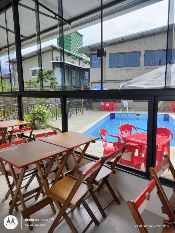 卡拉瓜塔图巴FRANCIS HOTEL MAR的一个带桌椅的庭院和一个游泳池