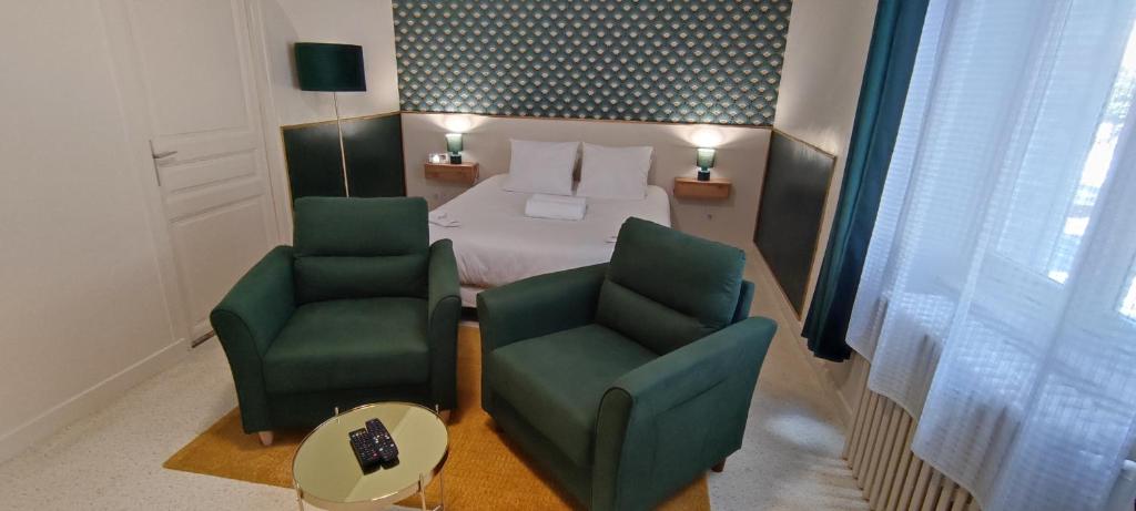 内里莱班Guest Home location的酒店客房,配有一张床和两把椅子