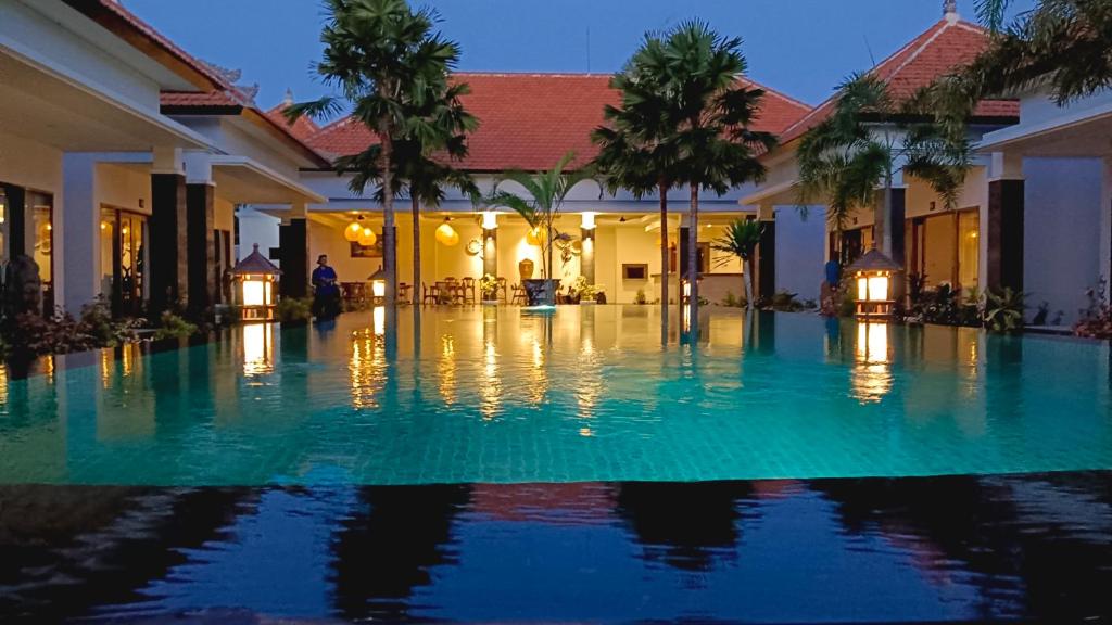 努沙杜瓦Kubu Garden Suites & Villas Nusa Dua的别墅前的游泳池