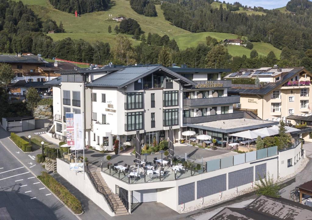 基茨比厄尔Aktiv Hotel Schweizerhof Kitzbühel的山脉酒店空中景色