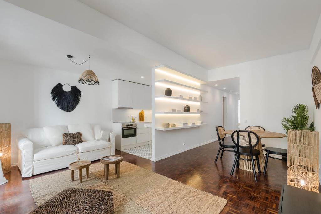 里斯本Casa Boma Lisboa - Design & Spacious Apartment With Balcony - Alvalade II的客厅配有白色的沙发和桌子