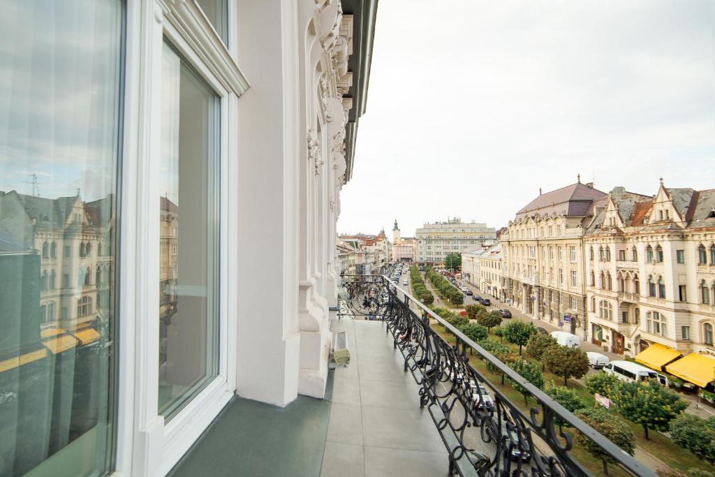 利沃夫摩登艺术酒店的市景阳台