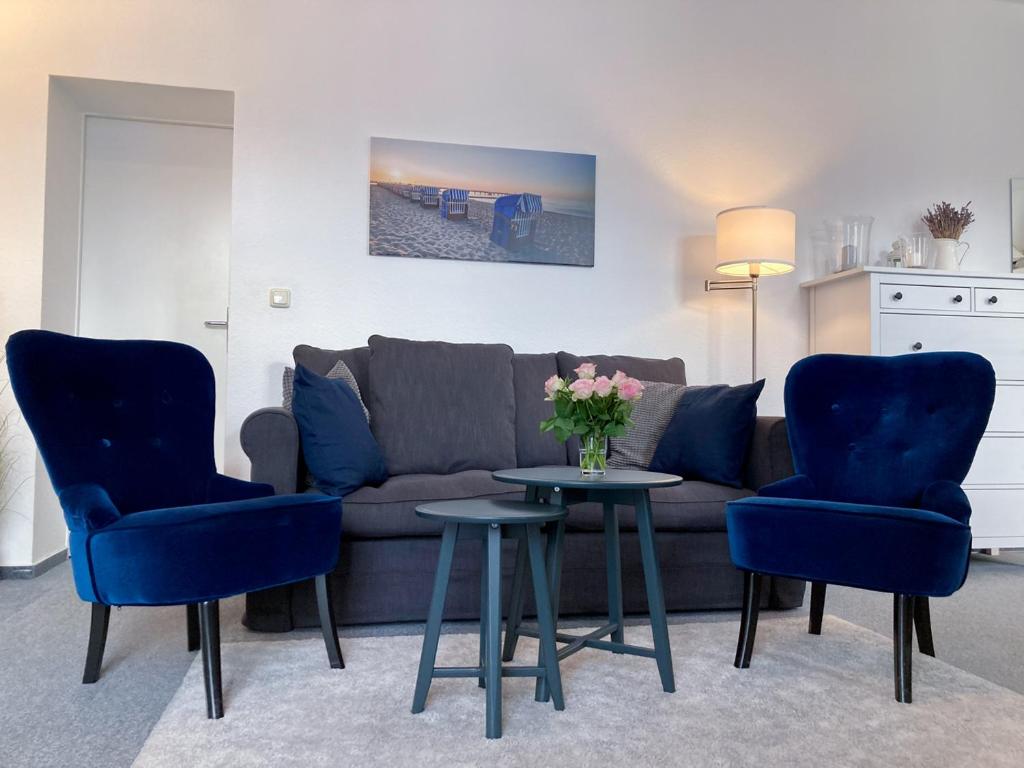 奥斯赛拜-屈隆斯博恩Ferienwohnung Windlicht的客厅配有沙发、两把椅子和一张桌子