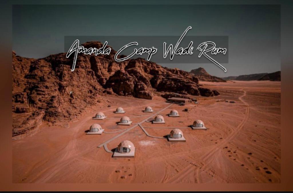 瓦迪拉姆Amanda Luxury Camp的沙中沙丘的沙漠图