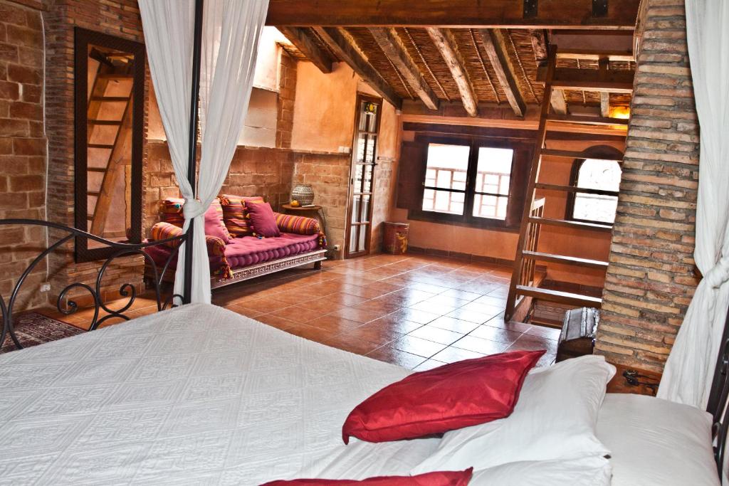 赫里卡La Casa Mora的一间卧室配有一张带红色枕头的床