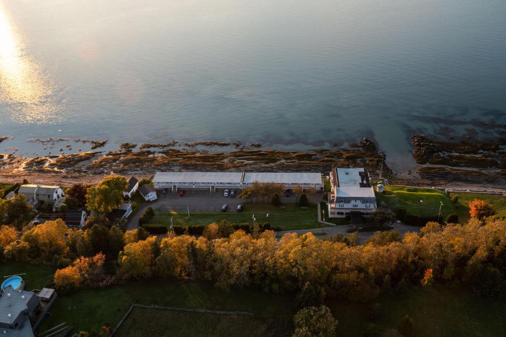 诺特达姆杜波蒂奇海上宾馆的停泊在水边的消防车的空中景观