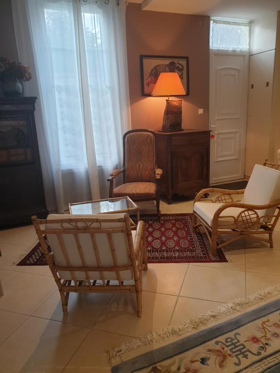 桑特Maison Saloine的客厅配有两把椅子和一张桌子