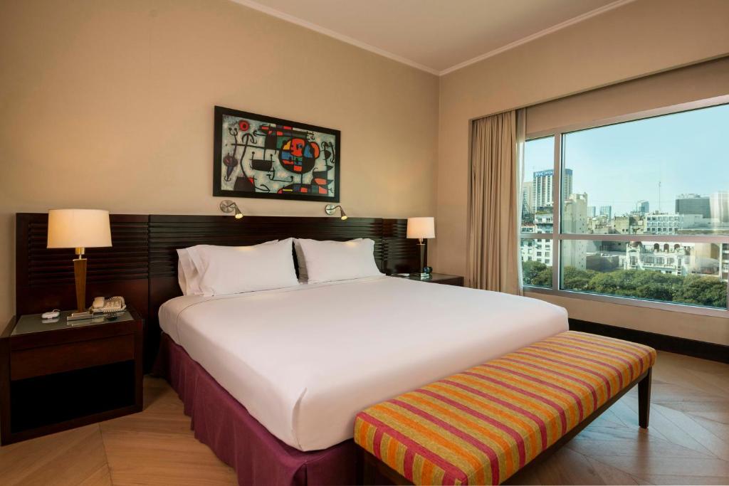 布宜诺斯艾利斯布宜诺斯艾利斯欧洲建筑精品酒店的一间卧室设有一张大床和一个大窗户