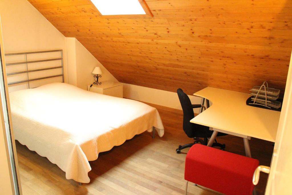 安锡飞鱼酒店的一间卧室配有一张床、一张桌子和一张桌子