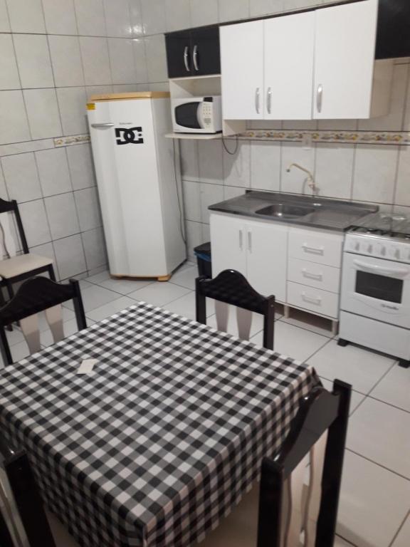 佩尼亚Apartamentos C. Santos的厨房配有带桌布的桌子