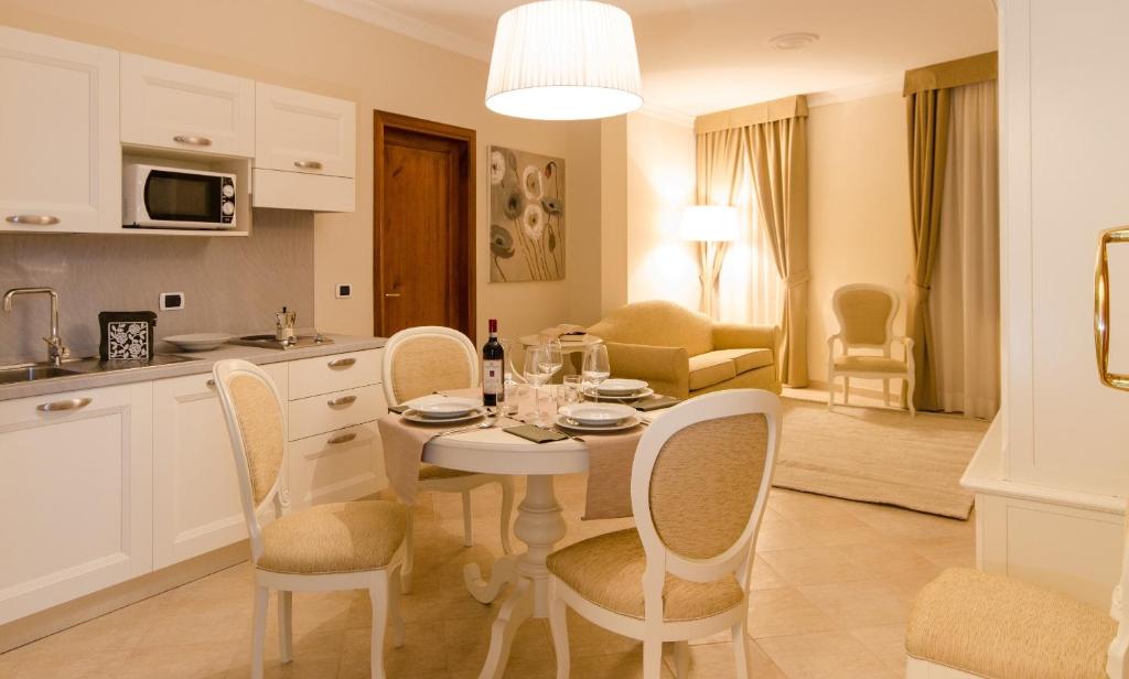 佛罗伦萨迈凯实蓬腾南尼公寓的厨房以及带桌椅的起居室。