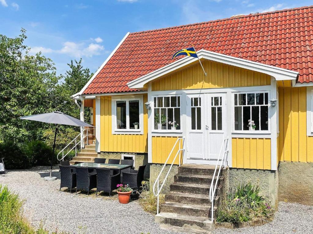 卡尔斯克鲁纳Holiday home KARLSKRONA III的红色屋顶的黄色小房子