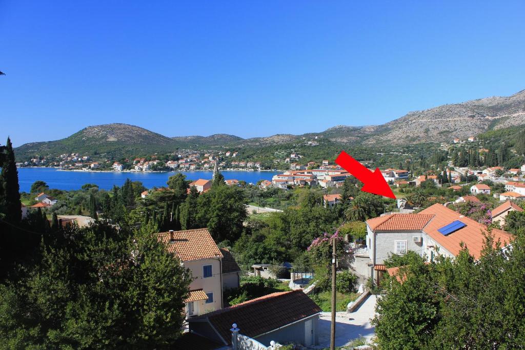斯拉诺Apartments with a parking space Slano, Dubrovnik - 8540的享有红旗小镇的景色