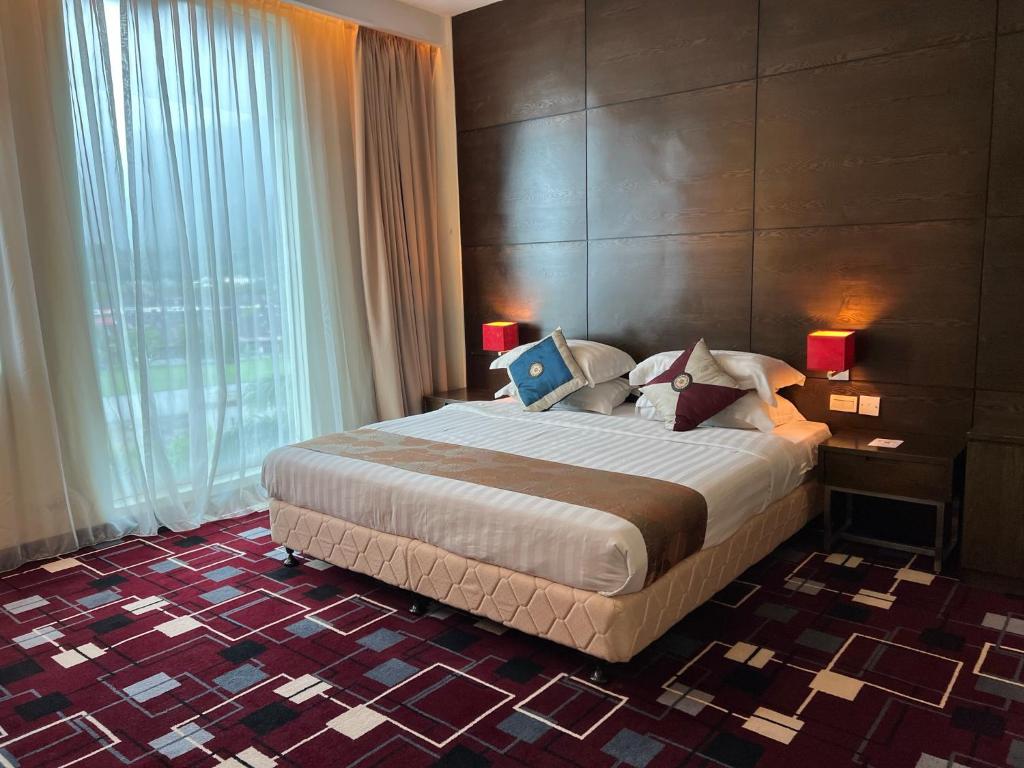 太平SSL商贸酒店的一间卧室设有一张大床和一个大窗户