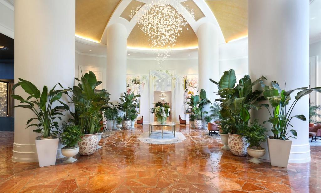 亚特兰大亚特兰大博克海德洲际酒店的大堂设有盆栽和吊灯