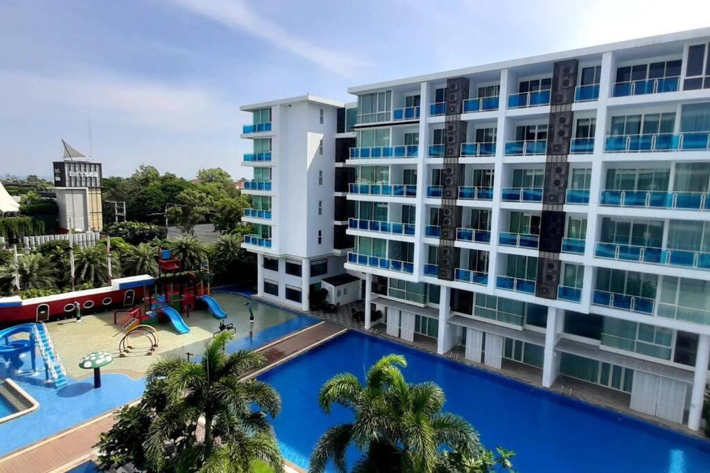 华欣Light, airy, pool views 2 bed 2 bath, free wifi, elect的享有酒店空中美景,设有游泳池