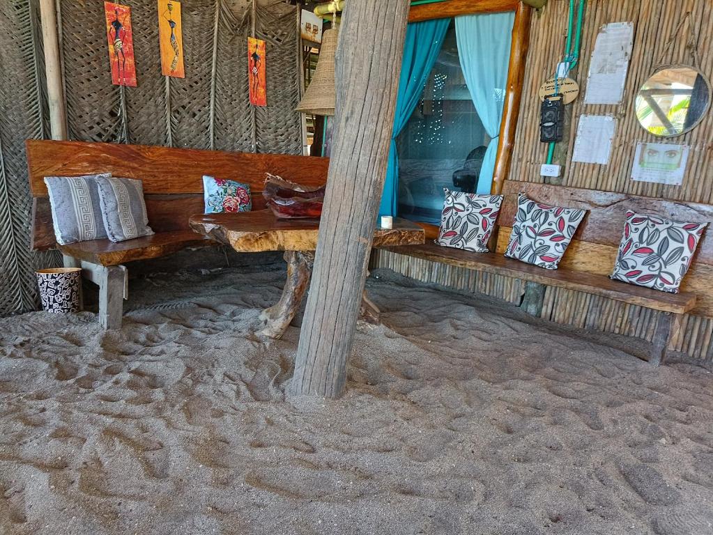 GuachacaBob Marley Beach的沙子上木凳和枕头
