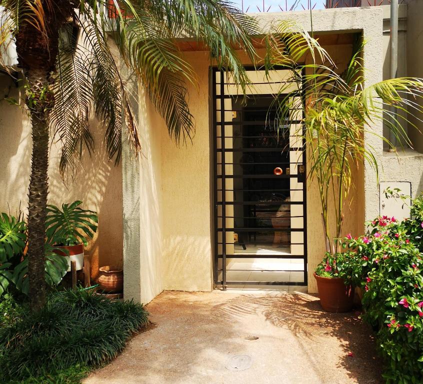 亚松森Violeta Roga的棕榈树和植物的房子的门