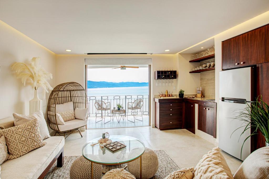 巴亚尔塔港Sunscape Residence Tower的客厅配有沙发和桌子