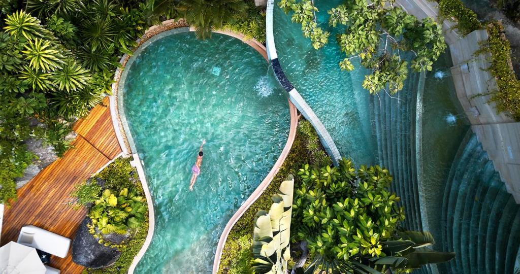 苏梅岛The Spa Resorts - Lamai Village的游泳池的顶部景色,里面的人