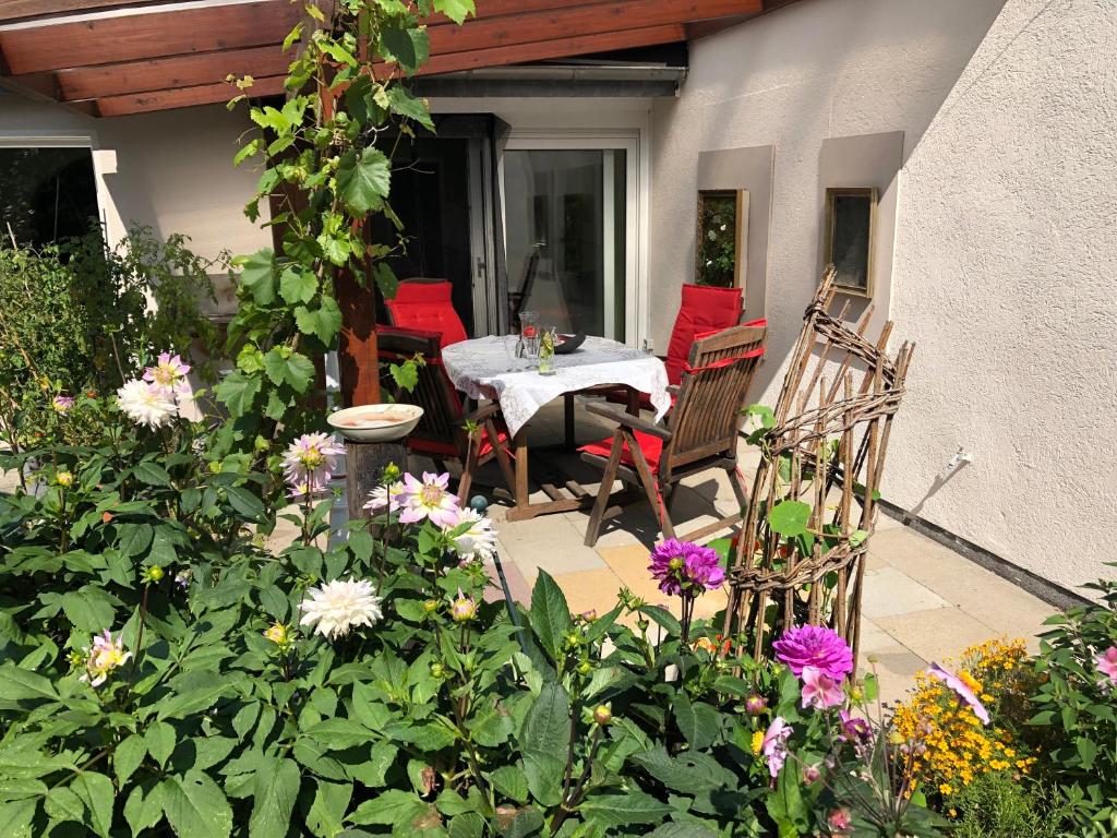 莱希林根Gartenblick的庭院配有桌椅和鲜花