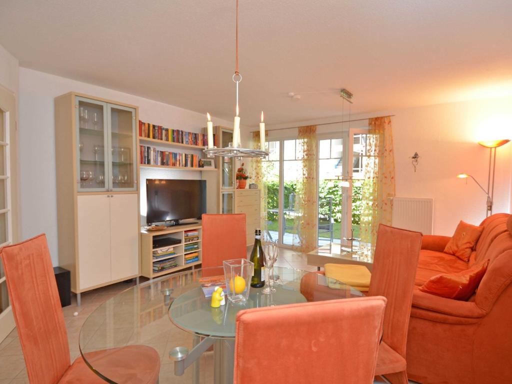 奥斯赛拜-塞林Strandwohnungen Sellin - WG02 mit Terrasse的客厅配有桌子和沙发