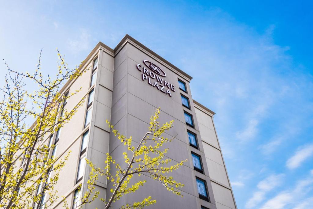 伊丽莎白Crowne Plaza Newark Airport, an IHG Hotel的上面有标志的建筑