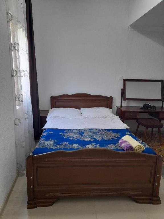 博尔若米Guesthouse Borjomi的一间卧室配有一张木架床
