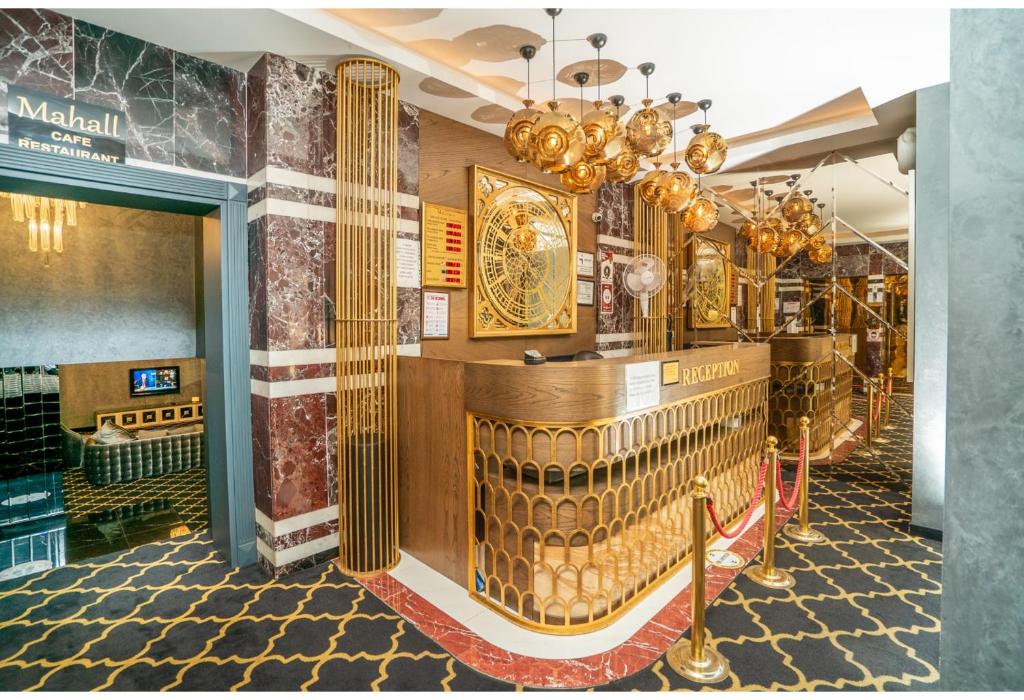 伊斯坦布尔Ma City Hotel的大堂,商店里有一个金色酒吧